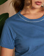 Maglia a maniche corte in filato di cotone tinta unita con decorazioni di strass sullo scollo. POLVERE DORABELLA