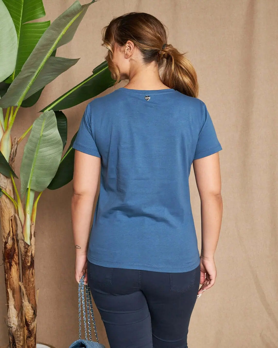 Maglia a maniche corte in filato di cotone tinta unita con decorazioni di strass sullo scollo. POLVERE DORABELLA