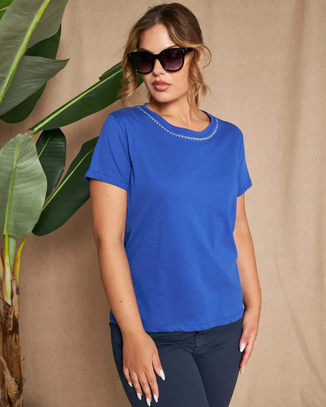 Maglia a maniche corte in filato di cotone tinta unita con decorazioni di strass sullo scollo. ROYAL DORABELLA