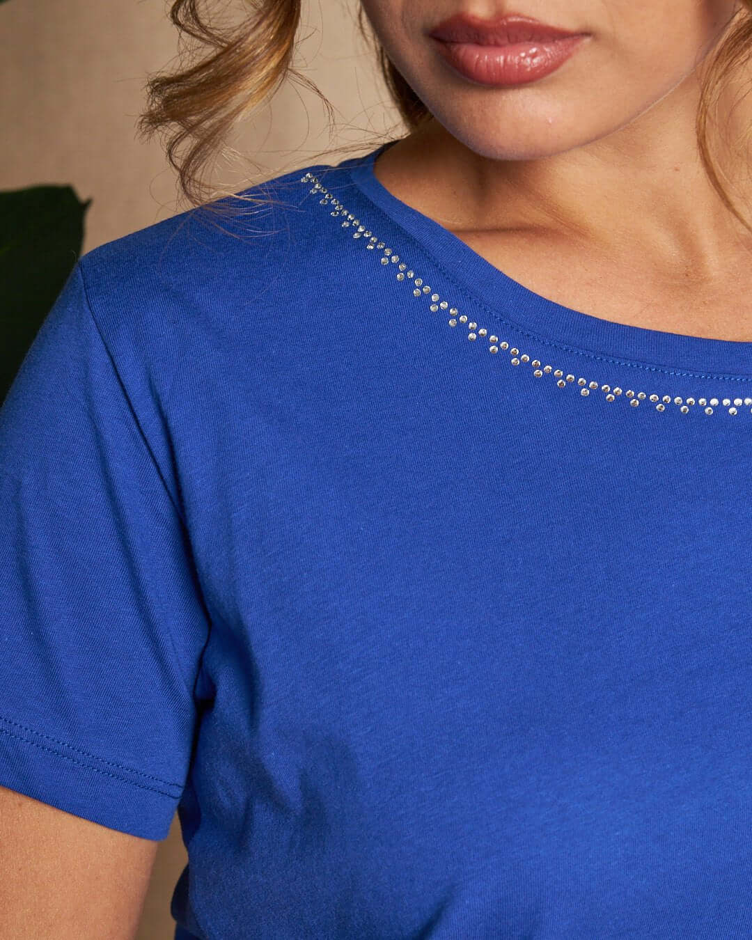 Maglia a maniche corte in filato di cotone tinta unita con decorazioni di strass sullo scollo. ROYAL DORABELLA