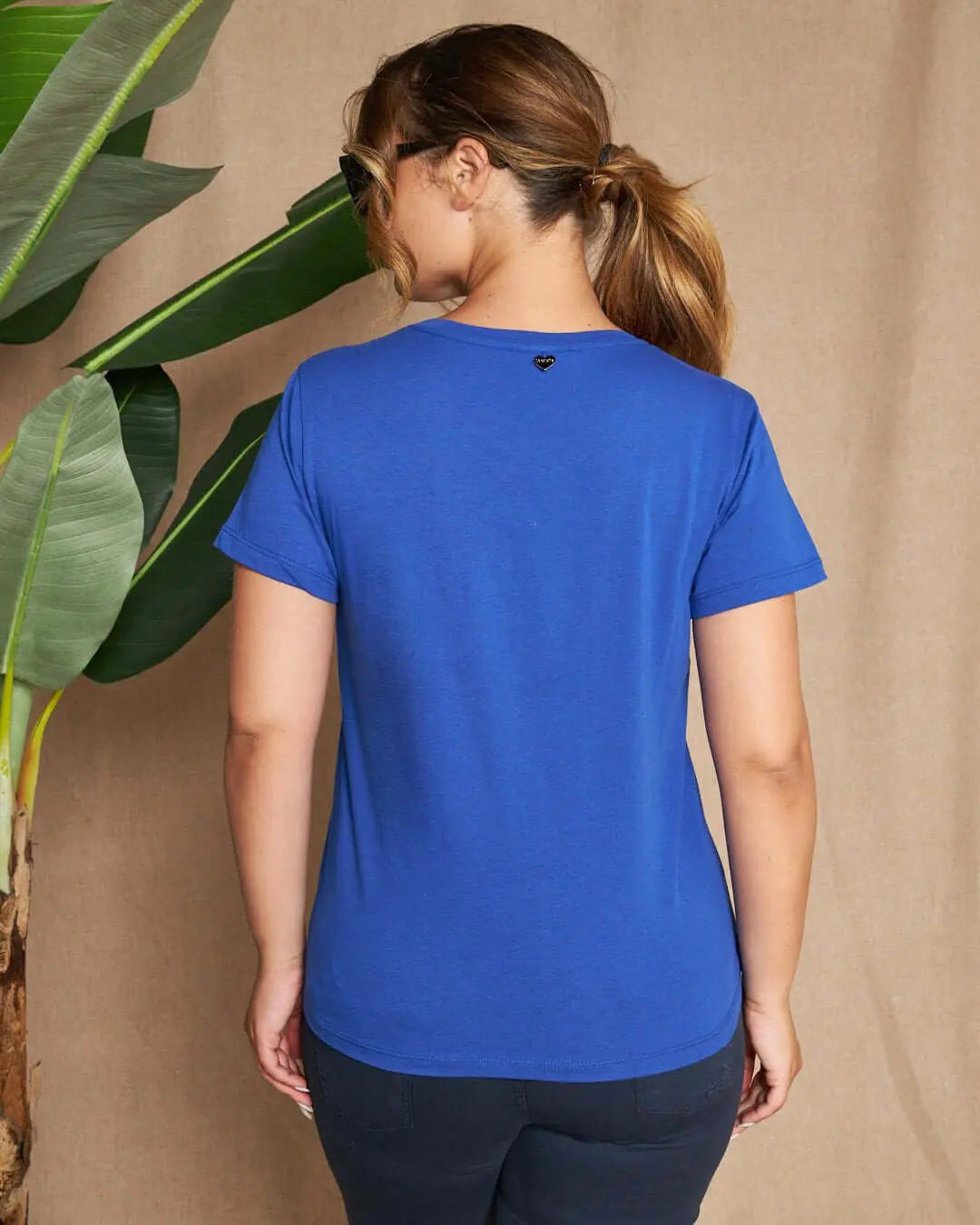 Maglia a maniche corte in filato di cotone tinta unita con decorazioni di strass sullo scollo. ROYAL DORABELLA