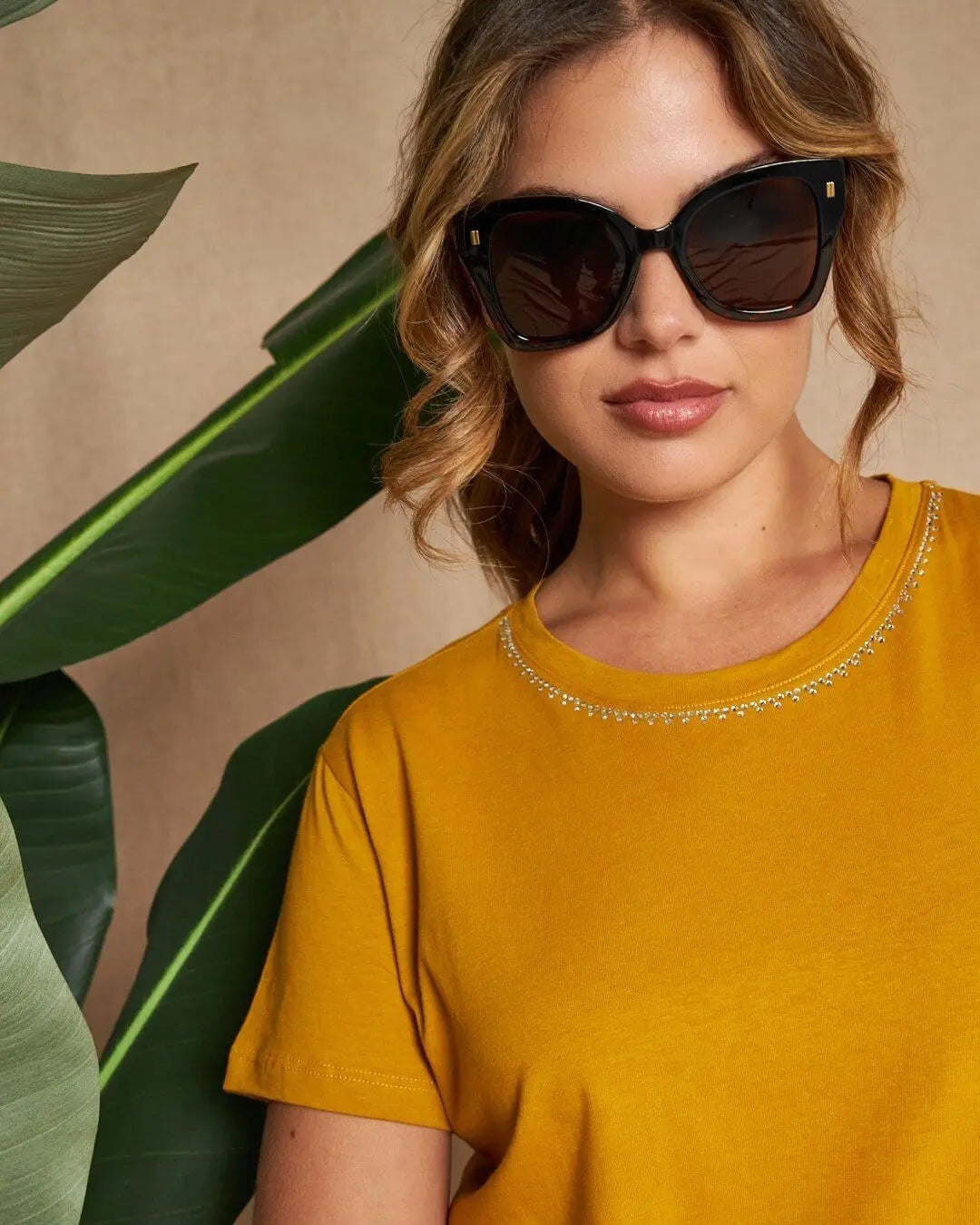 Maglia a maniche corte in filato di cotone tinta unita con decorazioni di strass sullo scollo. SENAPE DORABELLA XXL