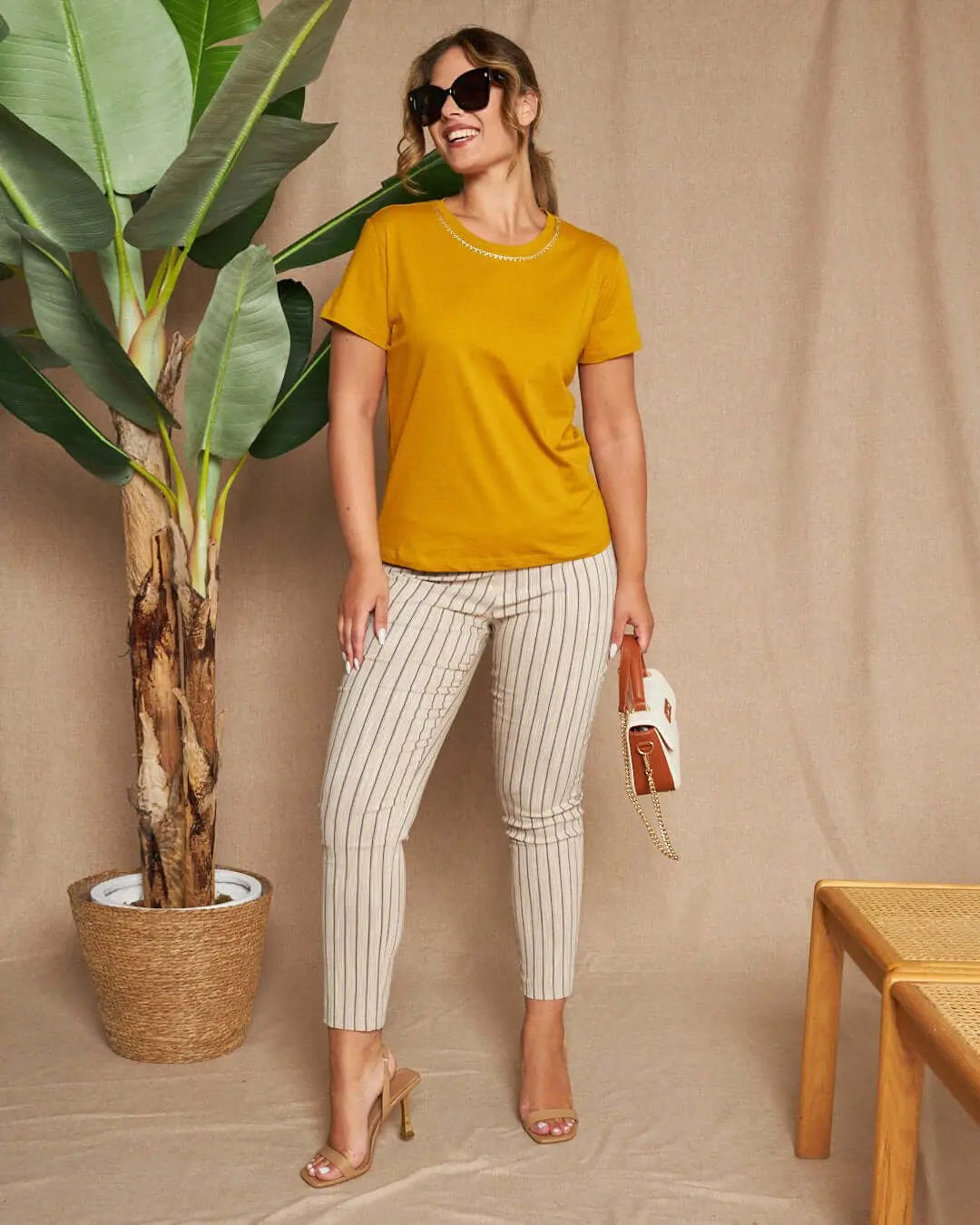 Maglia a maniche corte in filato di cotone tinta unita con decorazioni di strass sullo scollo. SENAPE DORABELLA