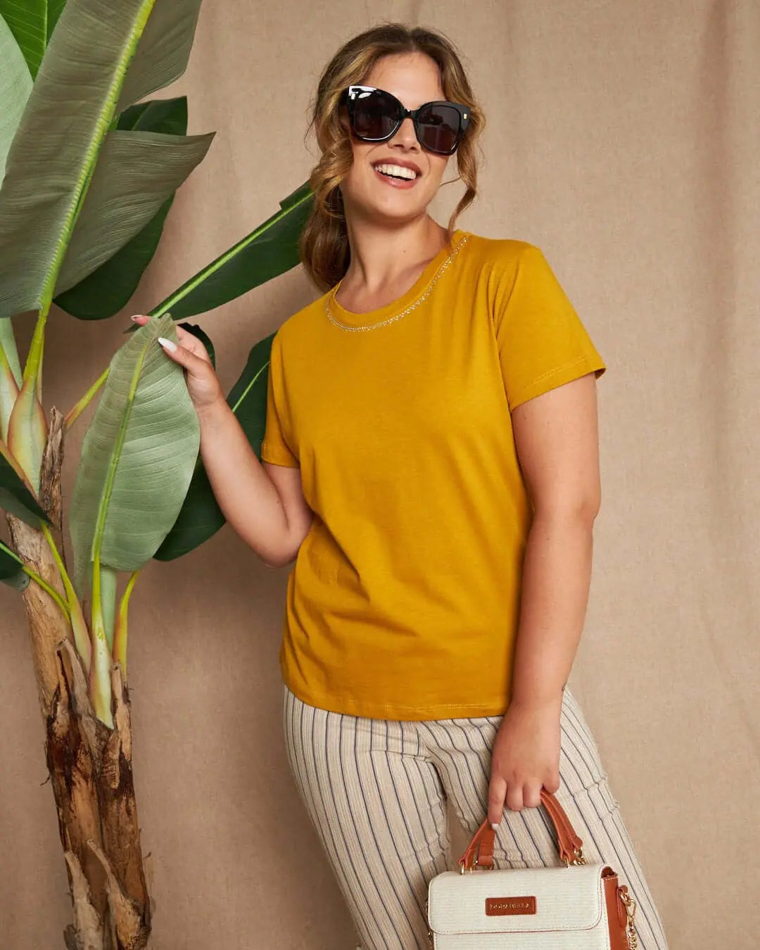 Maglia a maniche corte in filato di cotone tinta unita con decorazioni di strass sullo scollo. SENAPE DORABELLA