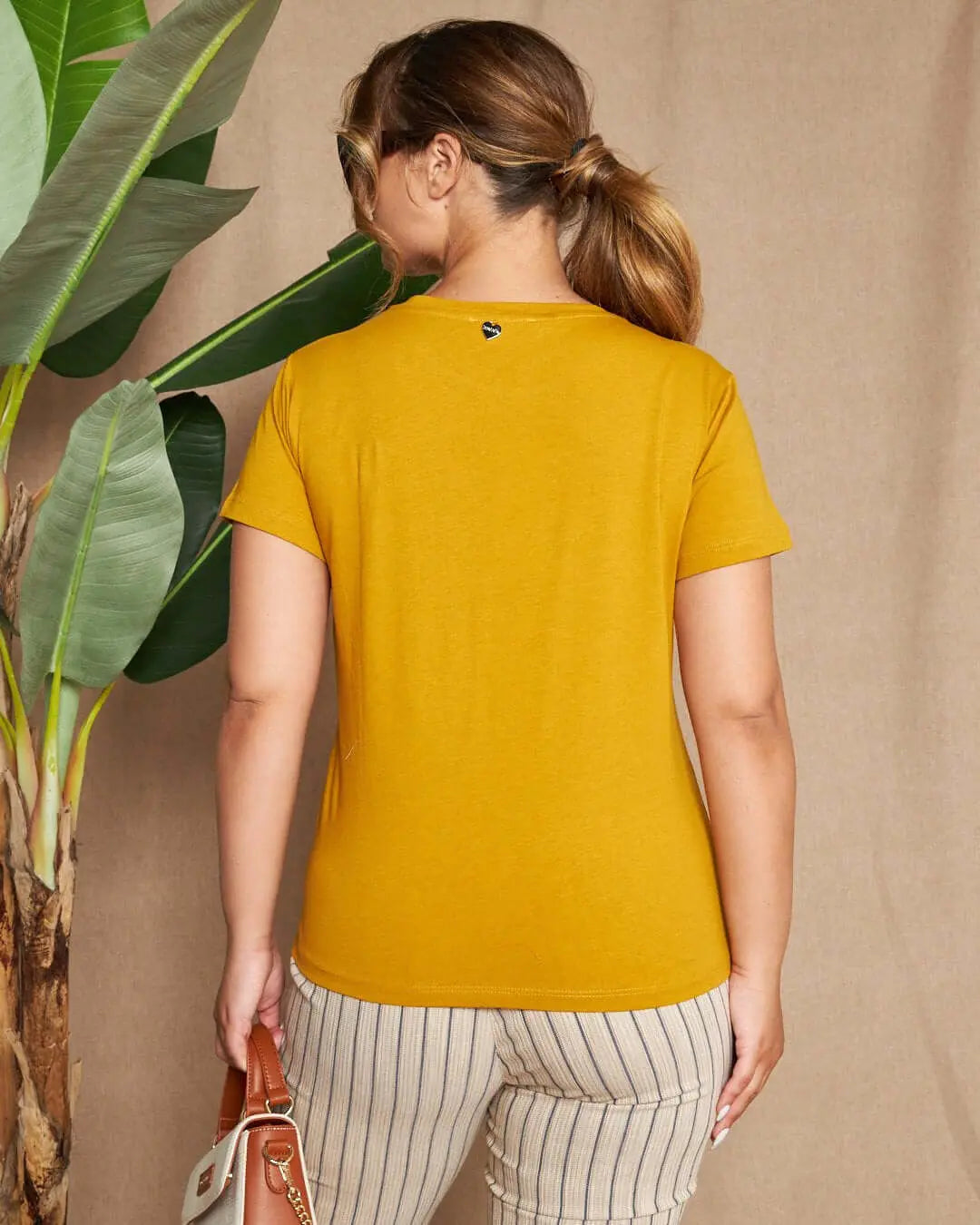 Maglia a maniche corte in filato di cotone tinta unita con decorazioni di strass sullo scollo. SENAPE DORABELLA