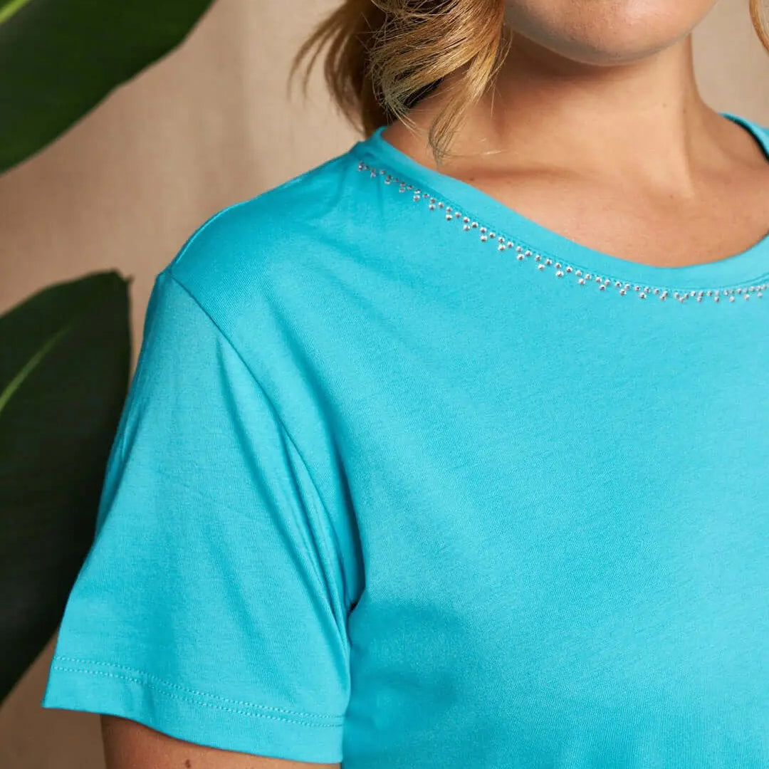 Maglia a maniche corte in filato di cotone tinta unita con decorazioni di strass sullo scollo. TURCHESE DORABELLA XXL
