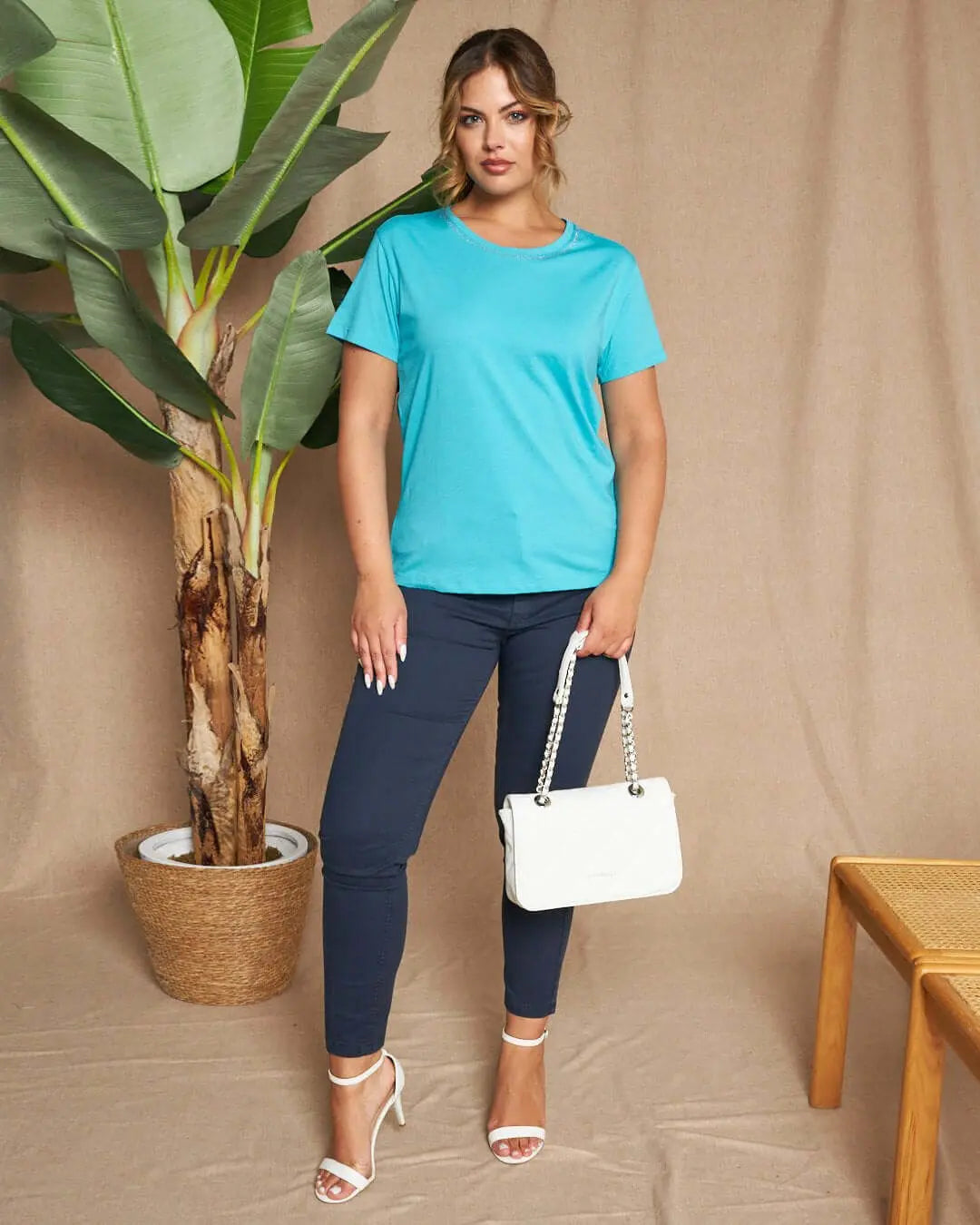 Maglia a maniche corte in filato di cotone tinta unita con decorazioni di strass sullo scollo. TURCHESE DORABELLA