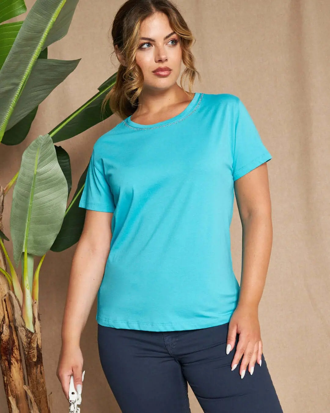 Maglia a maniche corte in filato di cotone tinta unita con decorazioni di strass sullo scollo. TURCHESE DORABELLA