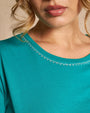 Maglia a maniche corte in filato di cotone tinta unita con decorazioni di strass sullo scollo. VERDE BANDIERA DORABELLA