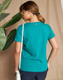 Maglia a maniche corte in filato di cotone tinta unita con decorazioni di strass sullo scollo. VERDE BANDIERA DORABELLA