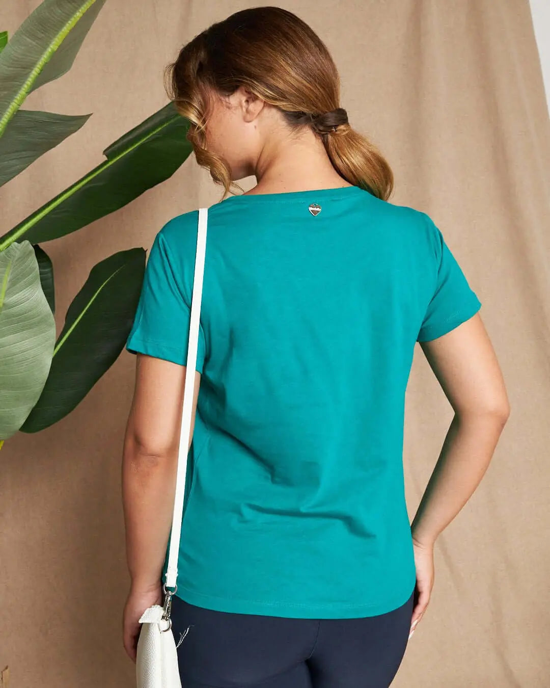 Maglia a maniche corte in filato di cotone tinta unita con decorazioni di strass sullo scollo. VERDE BANDIERA DORABELLA