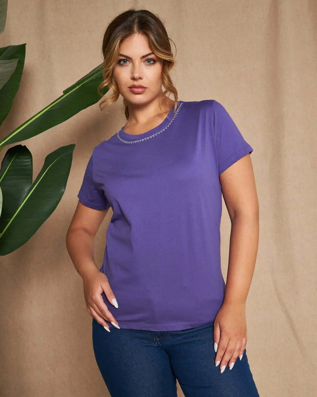 Maglia a maniche corte in filato di cotone tinta unita con decorazioni di strass sullo scollo. VIOLA DORABELLA XXL