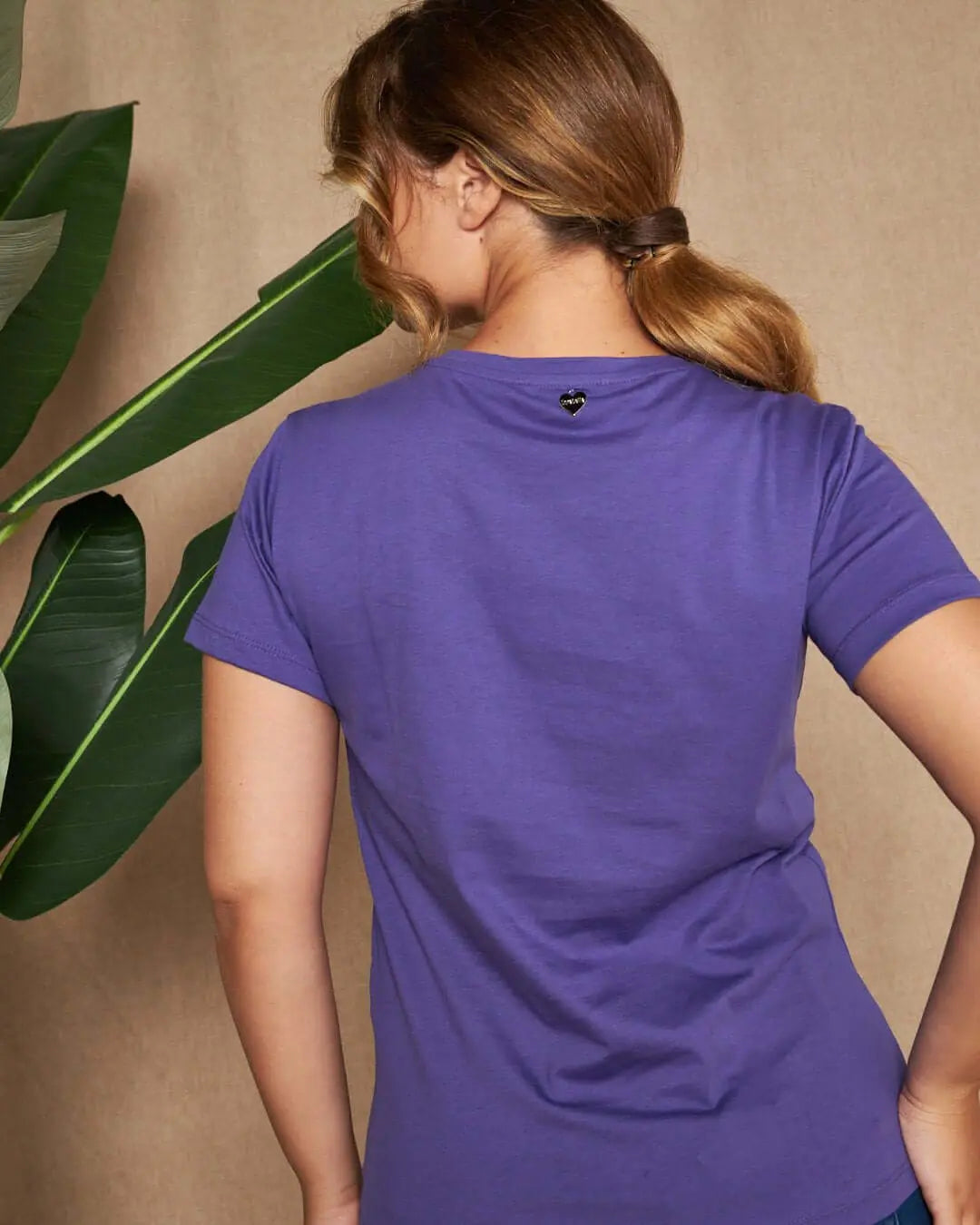 Maglia a maniche corte in filato di cotone tinta unita con decorazioni di strass sullo scollo. VIOLA DORABELLA