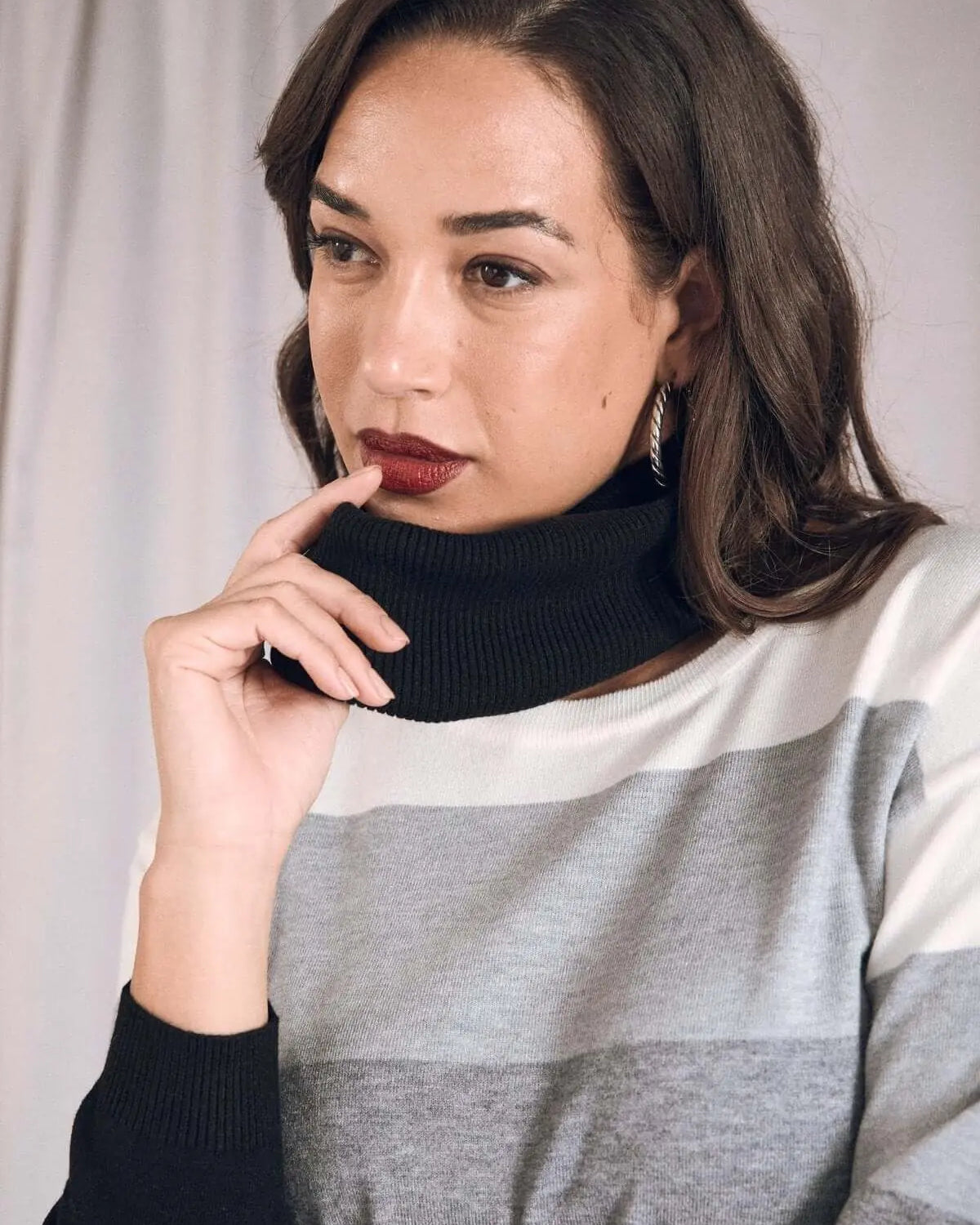 Maglia a righe con collo alto removibile NERO DORABELLA