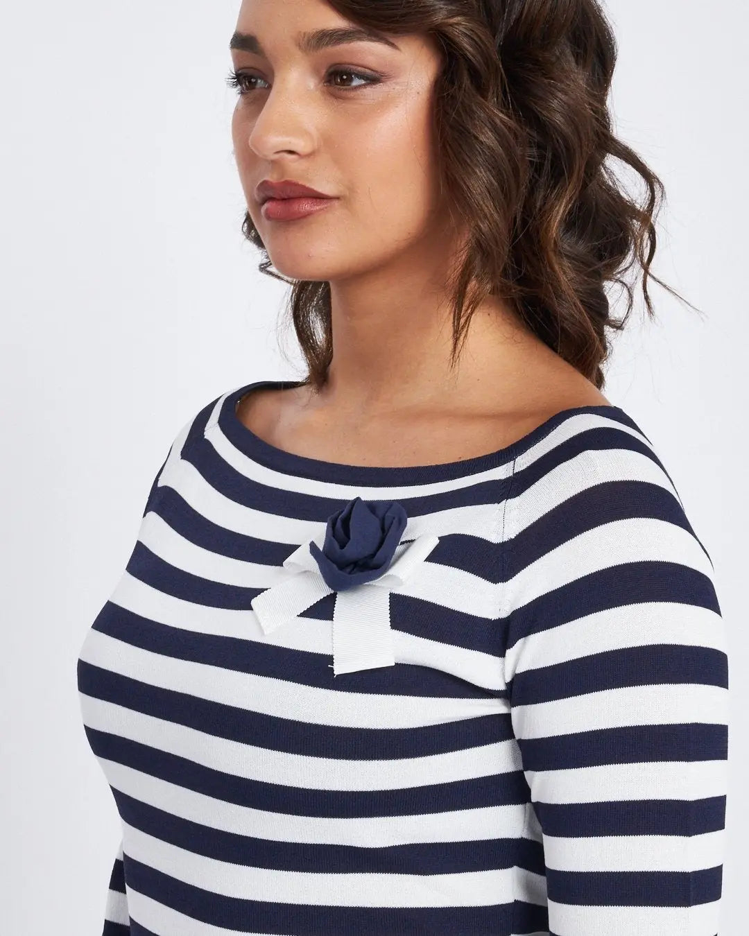 Maglia a righe con scollo a barca e spilla BLU DORABELLA