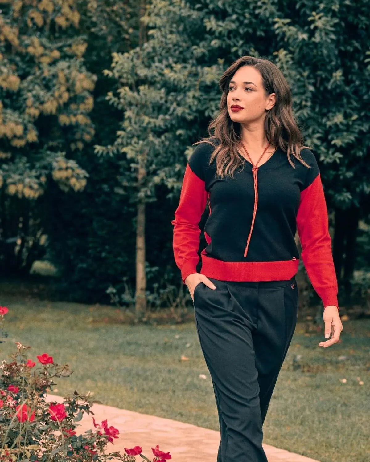 Maglia a scollo a V con constrasti bicolor NERO DORABELLA XL