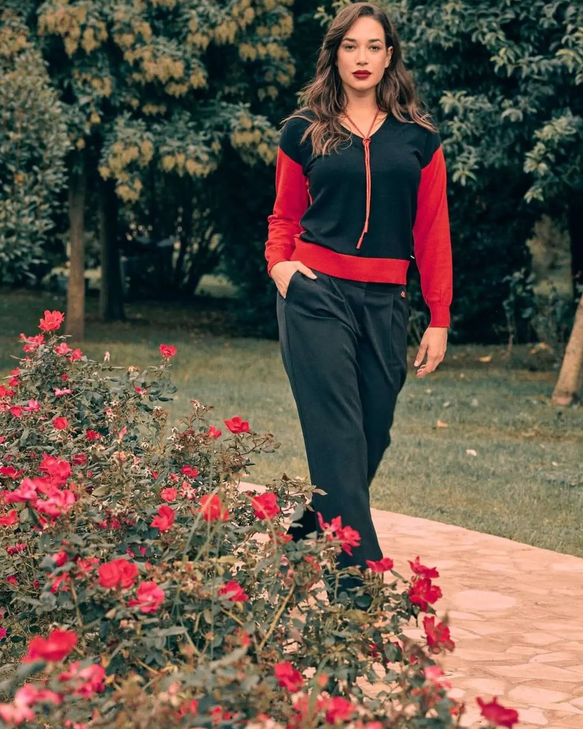 Maglia a scollo a V con constrasti bicolor NERO DORABELLA