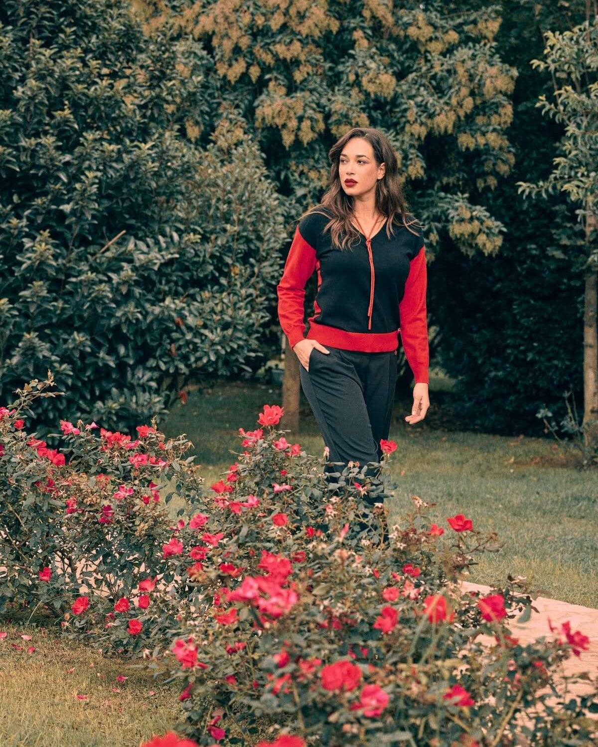 Maglia a scollo a V con constrasti bicolor NERO DORABELLA