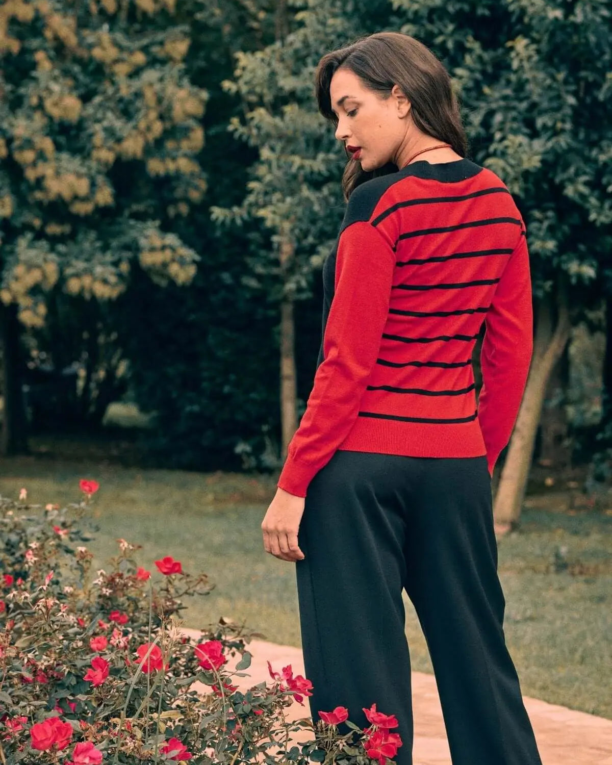 Maglia a scollo a V con constrasti bicolor NERO DORABELLA