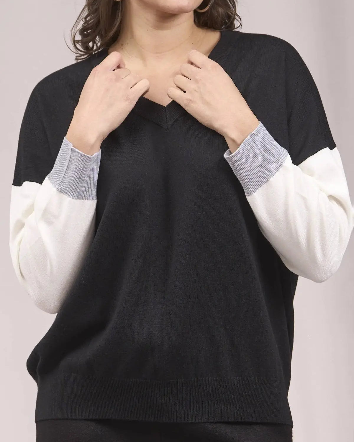 Maglia a scollo a V con inserti a contrasto NERO IRONICA