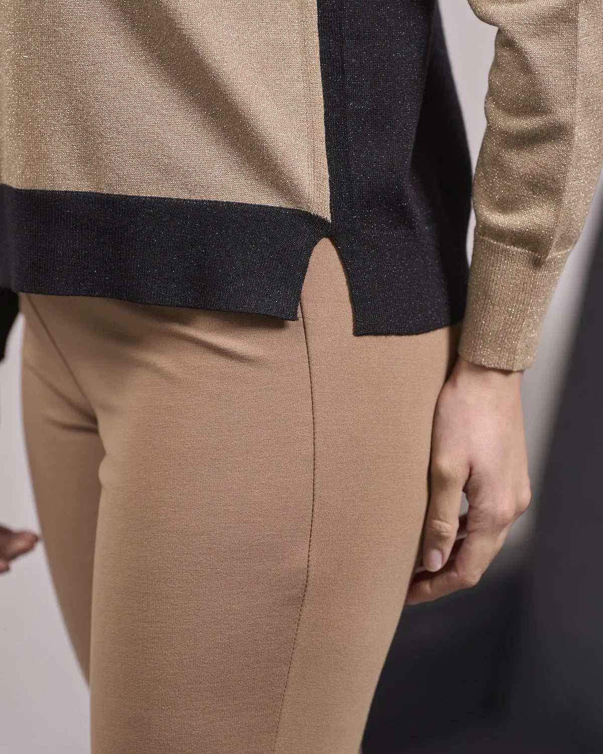 Maglia bicolor con righe frontali NERO-CAMMELLO DORABELLA