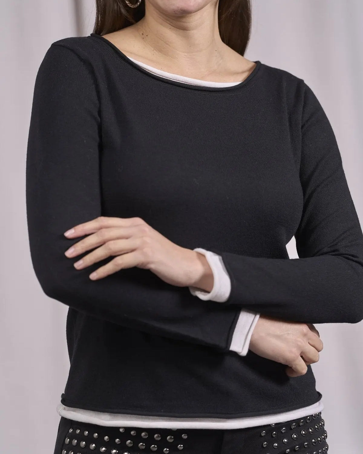 Maglia bicolor girocollo con orli a taglio vivo NERO IRONICA