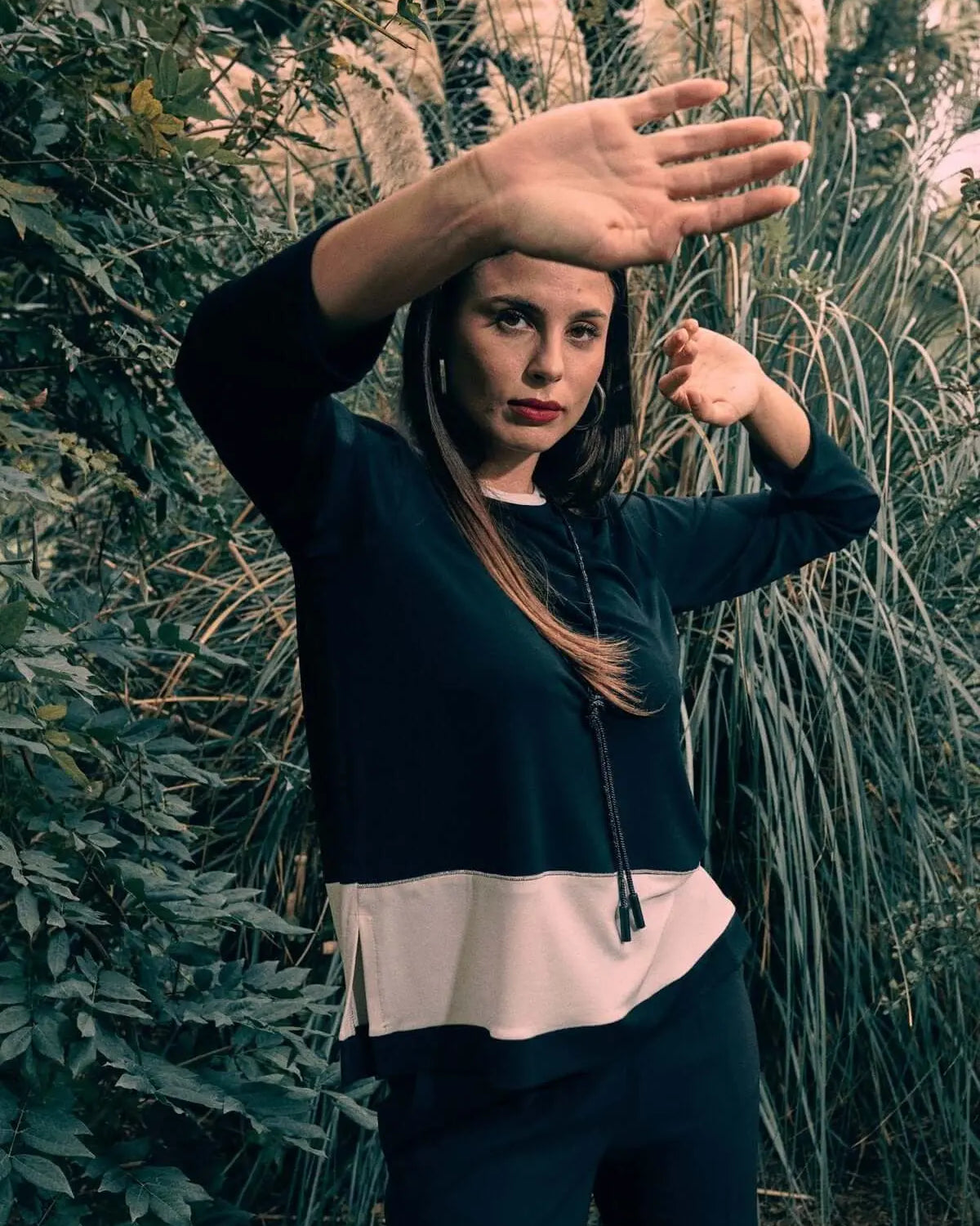 Maglia bicolor in tessuto elasticizzato con passamaneria frontale NERO DORABELLA