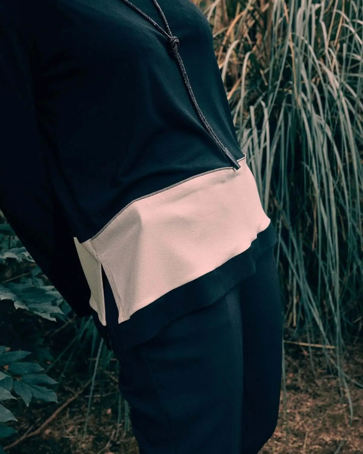 Maglia bicolor in tessuto elasticizzato con passamaneria frontale NERO DORABELLA