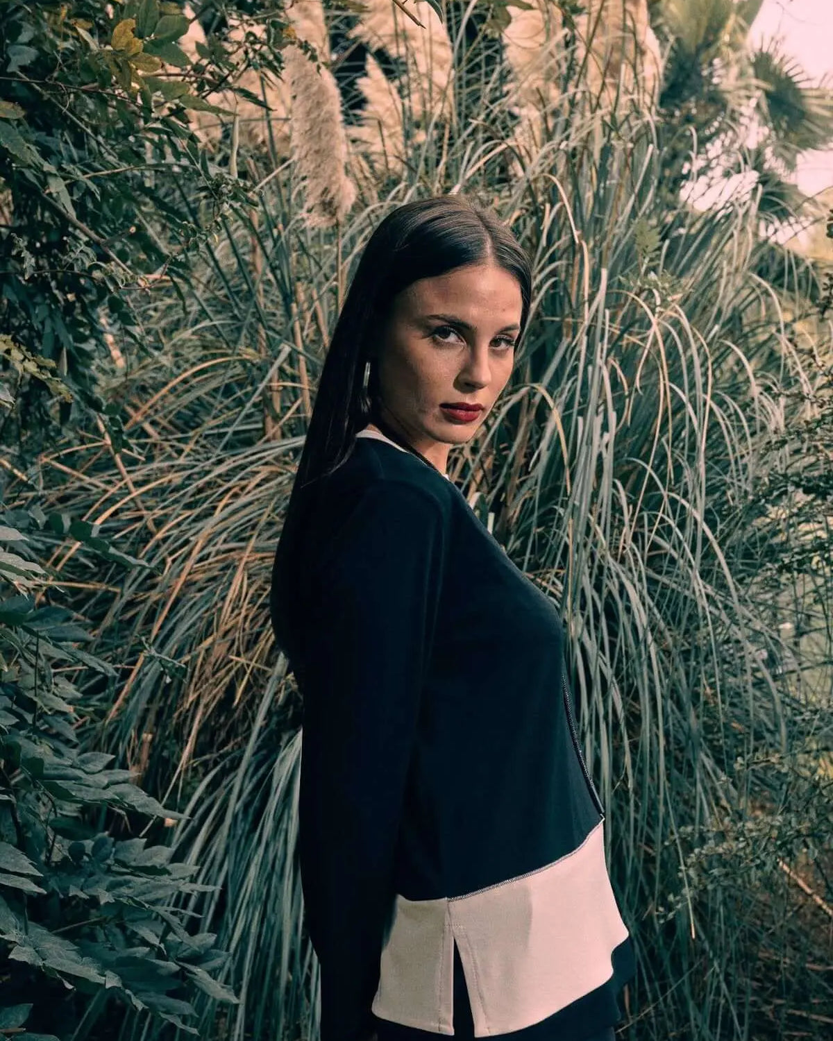 Maglia bicolor in tessuto elasticizzato con passamaneria frontale NERO DORABELLA