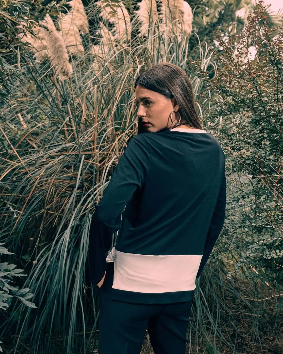 Maglia bicolor in tessuto elasticizzato con passamaneria frontale NERO DORABELLA