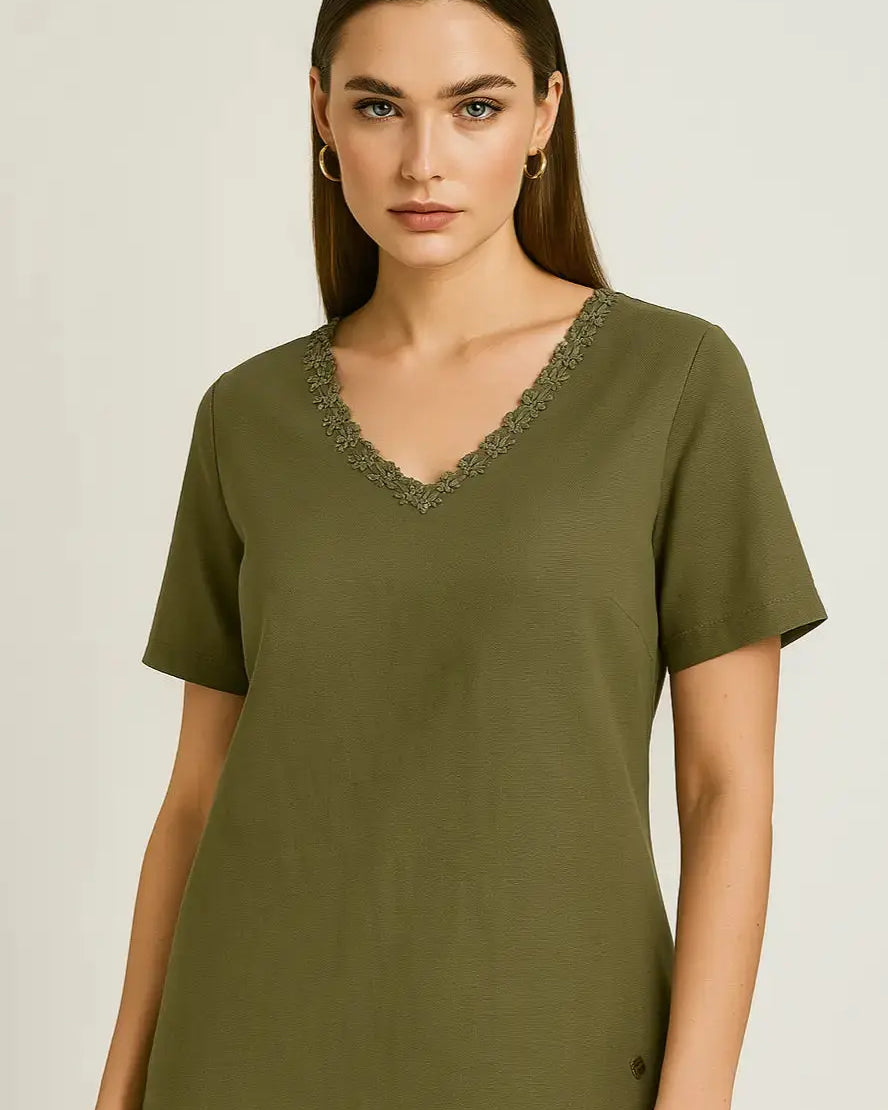 Maglia con a mezze maniche con passamaneria sullo scollo a V DORABELLA