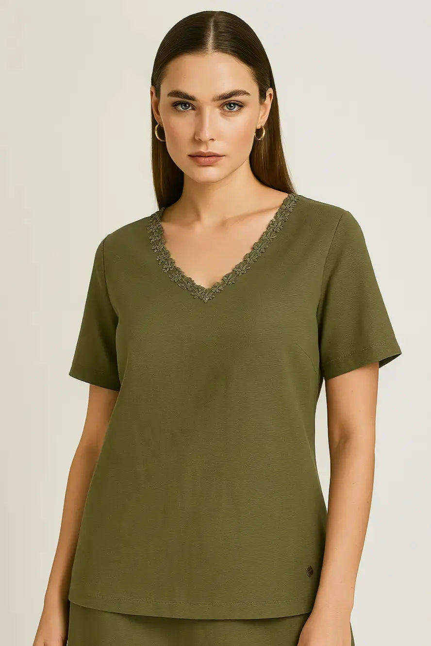 Maglia con a mezze maniche con passamaneria sullo scollo a V DORABELLA