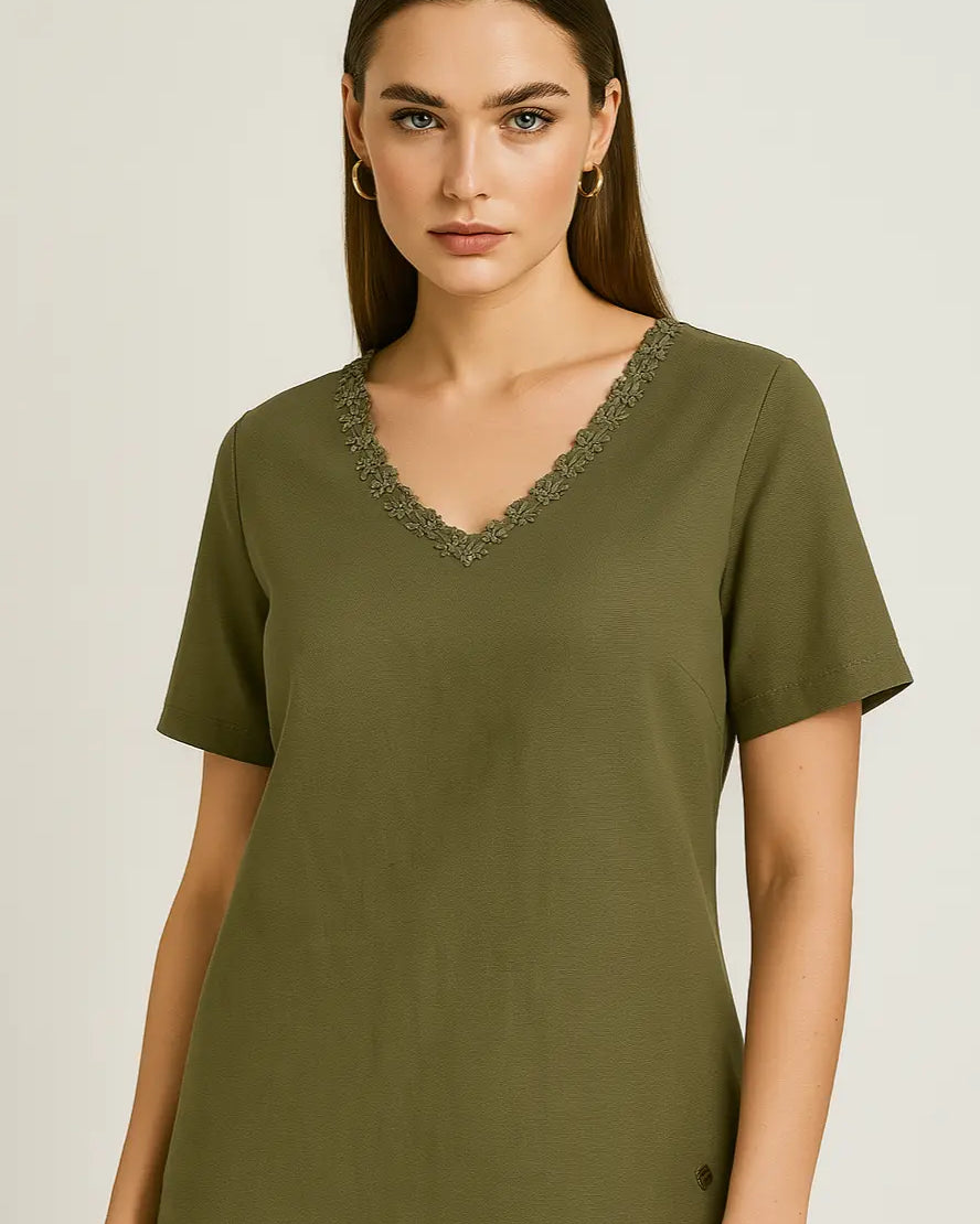 Maglia con a mezze maniche con passamaneria sullo scollo a V DORABELLA