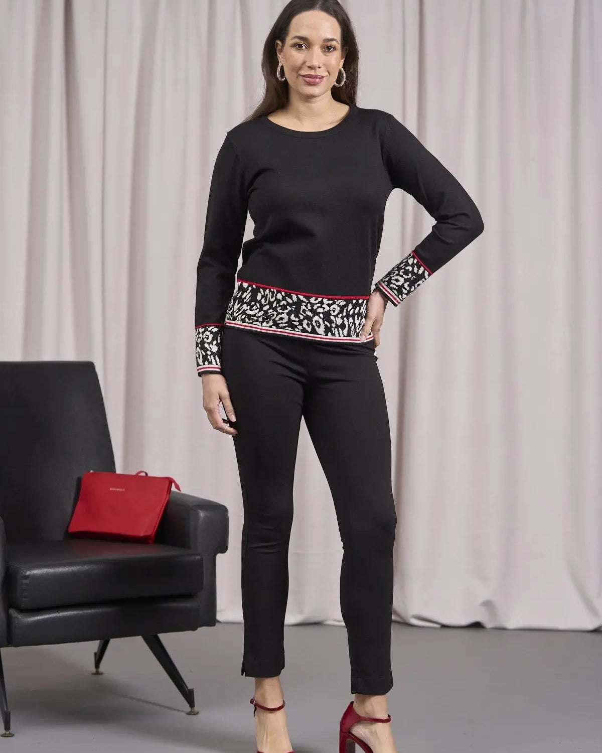 Maglia con greca a fantasia sul fondo NERO DORABELLA