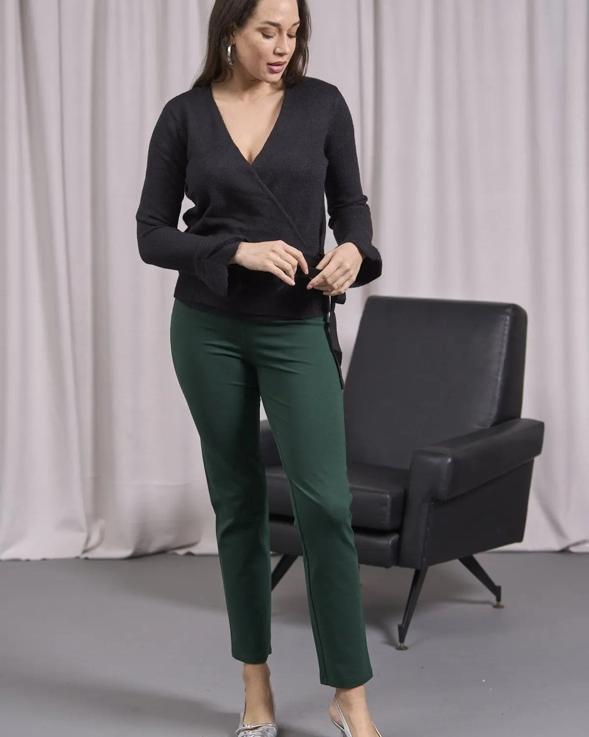 Maglia con incrocio laterale e polsi con volant NERO DORABELLA