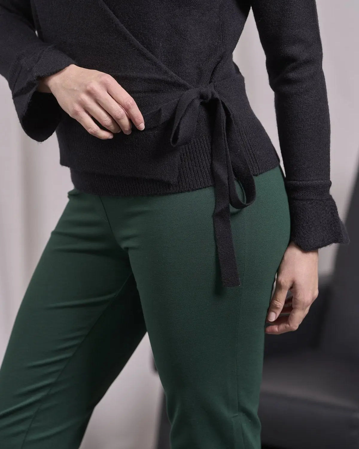 Maglia con incrocio laterale e polsi con volant NERO DORABELLA