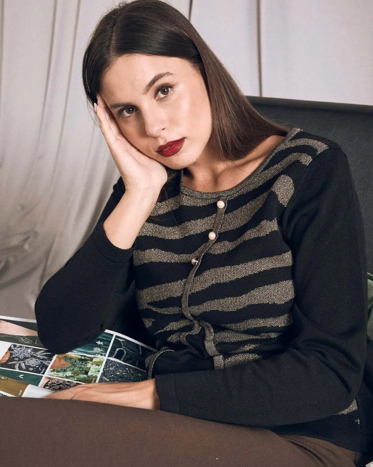 Maglia con motivo fantasia e fintone asimmetrico NERO DORABELLA