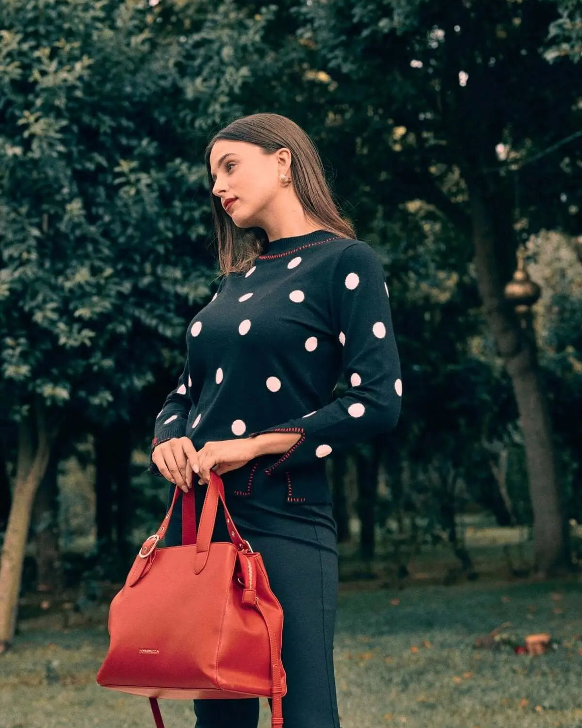 Maglia con motivo pois all over e cuciture a contrasto NERO DORABELLA