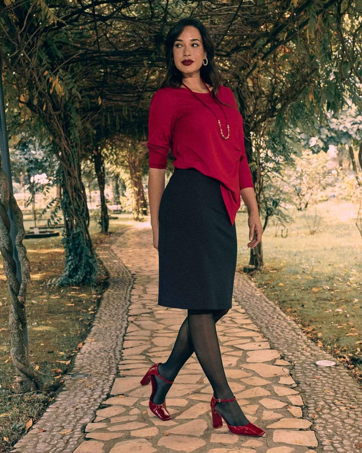 Maglia con nodo laterale e collana ROSSO DORABELLA