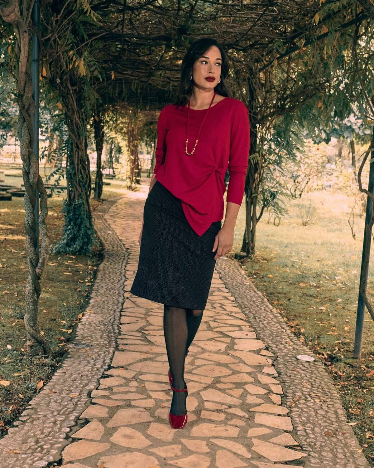 Maglia con nodo laterale e collana ROSSO DORABELLA