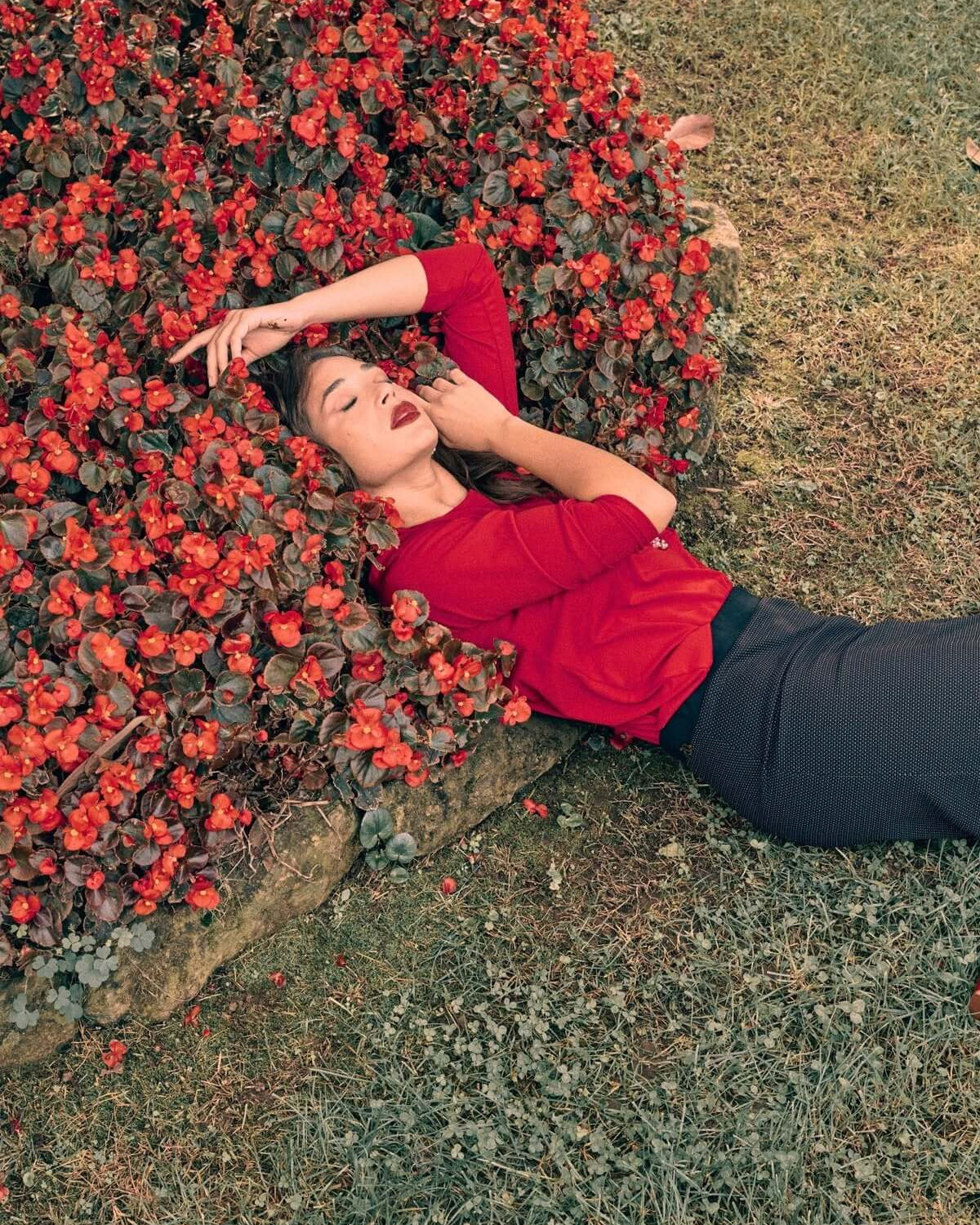 Maglia con nodo laterale e collana ROSSO DORABELLA