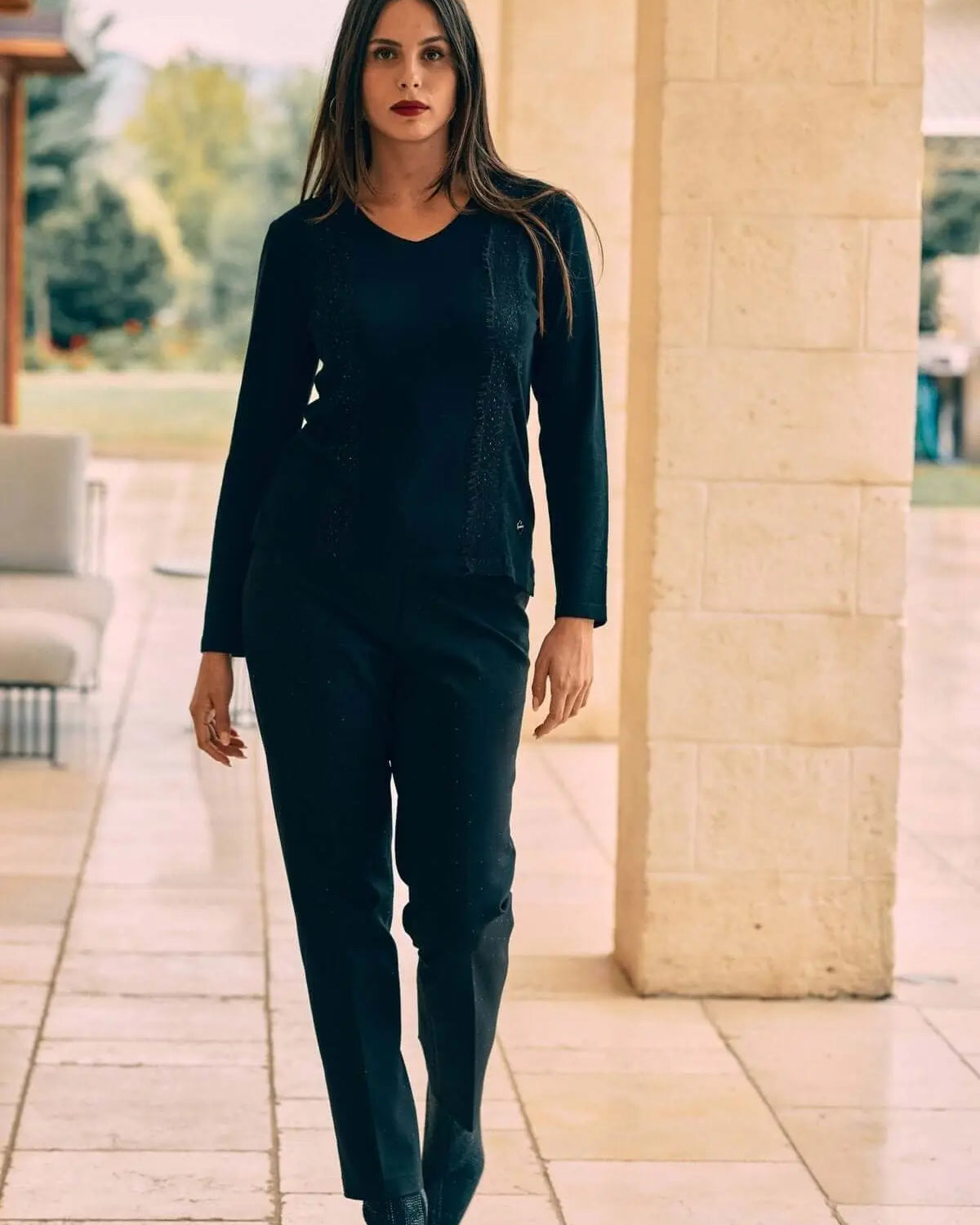 Maglia con scollo a V con applicazioni in pizzo NERO DORABELLA XL