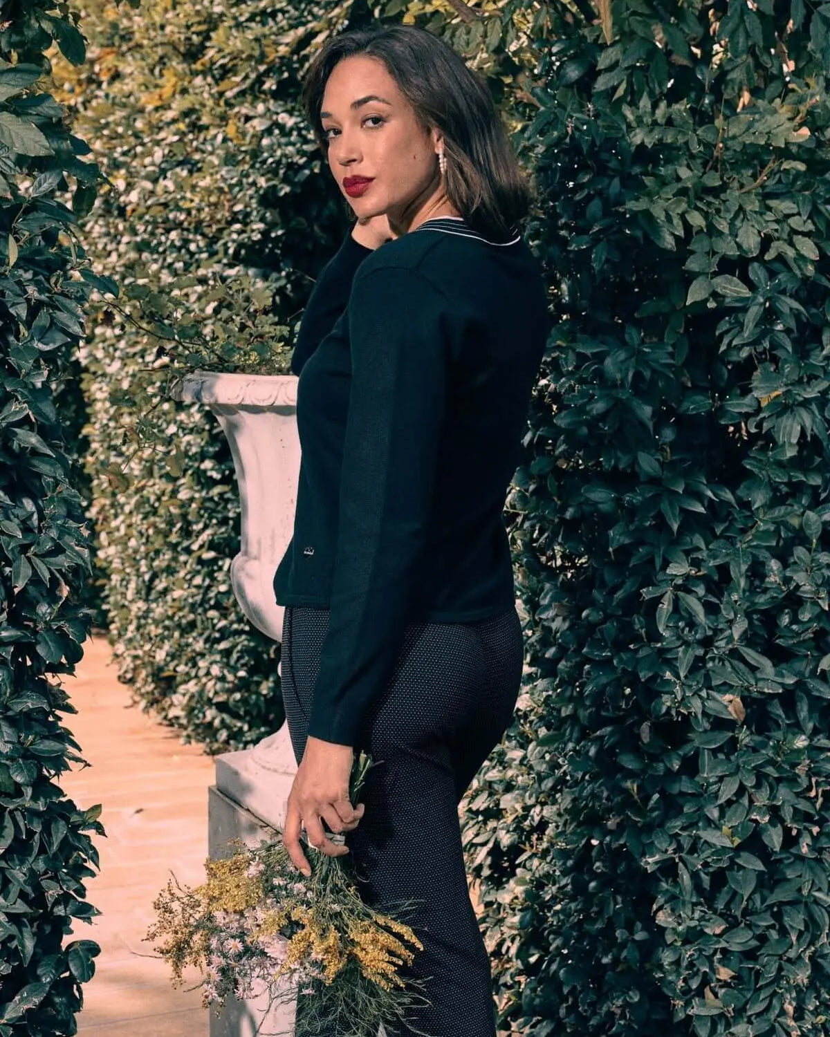 Maglia con scollo a V e dettagli smacchinati NERO DORABELLA