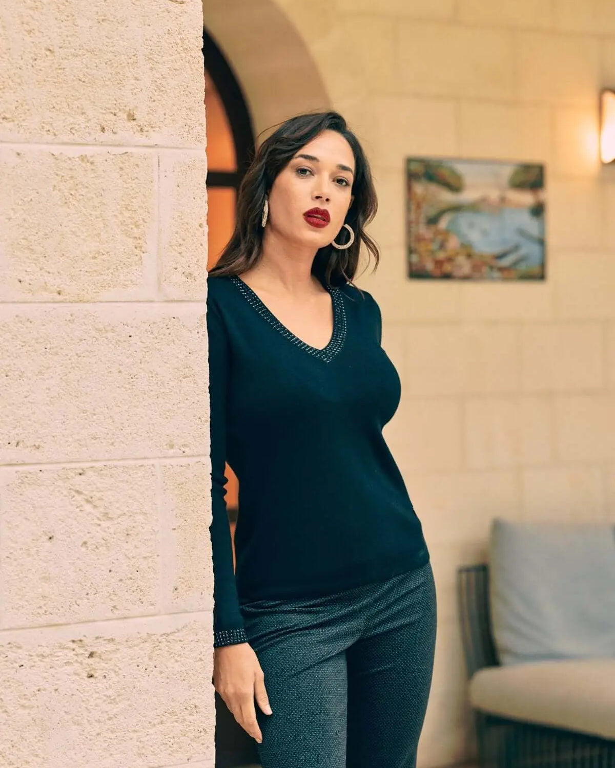 Maglia con scollo a V e dettagli strass in tono NERO DORABELLA