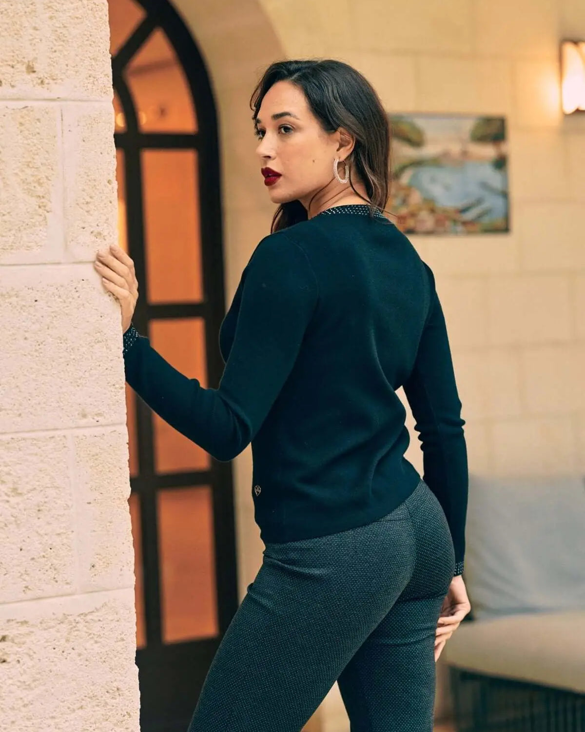 Maglia con scollo a V e dettagli strass in tono NERO DORABELLA