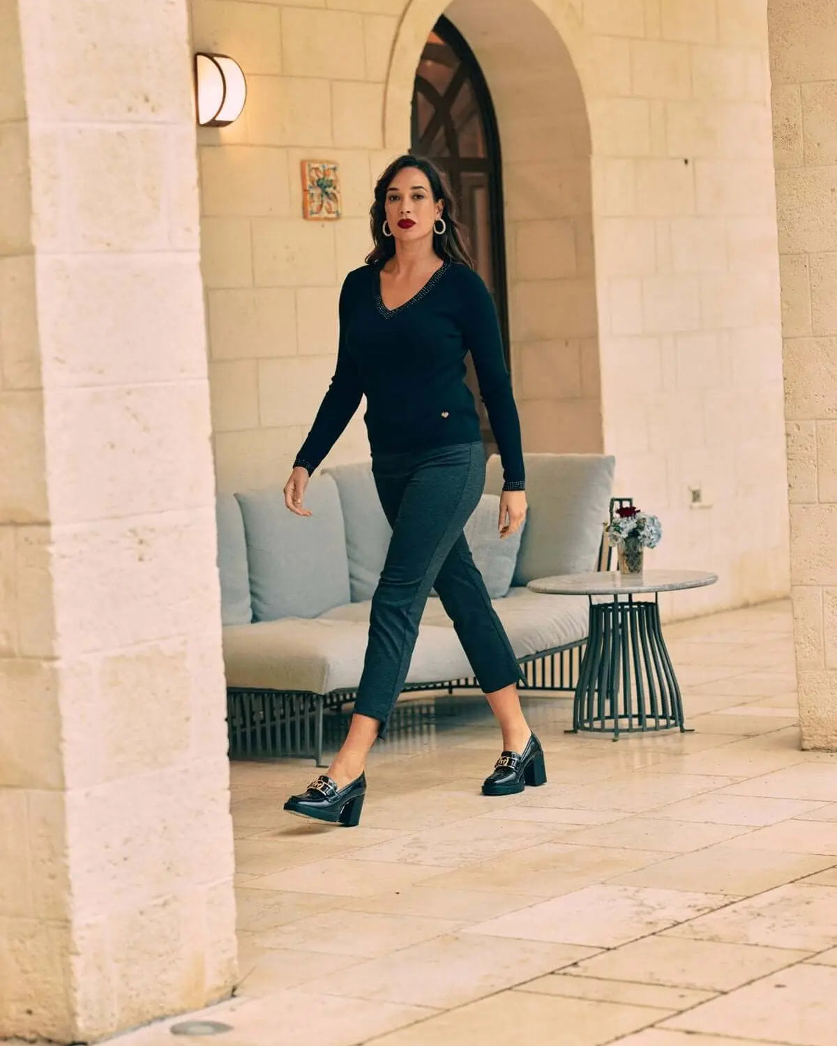 Maglia con scollo a V e dettagli strass in tono NERO DORABELLA XXL