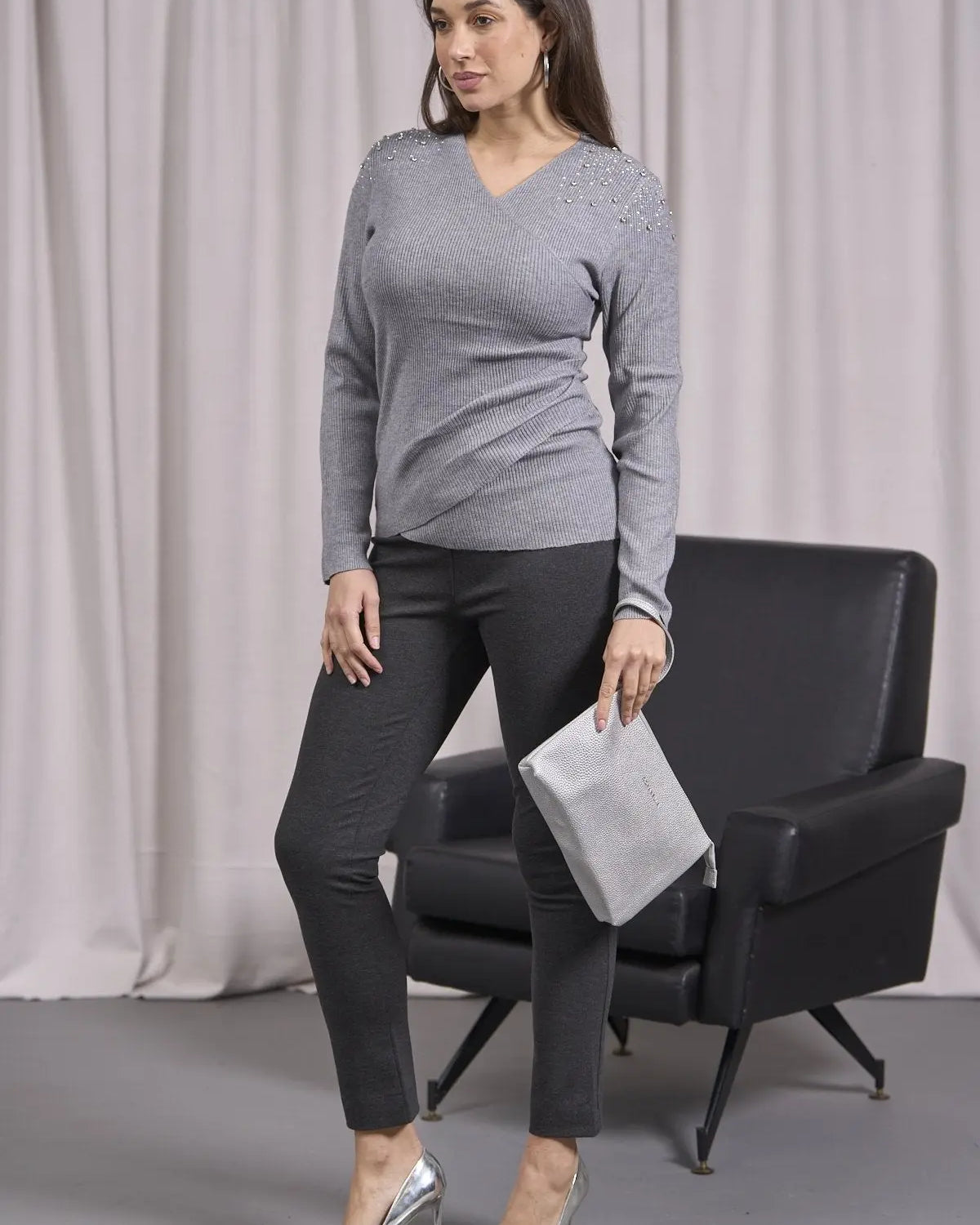 Maglia con scollo incrociato e strass su spalle GRIGIO DORABELLA