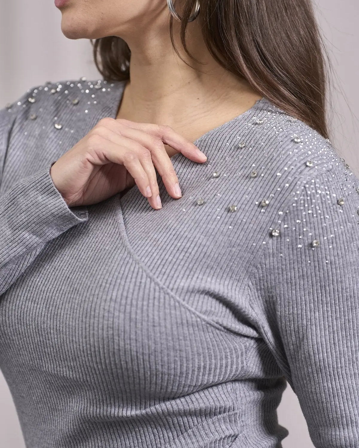 Maglia con scollo incrociato e strass su spalle GRIGIO DORABELLA
