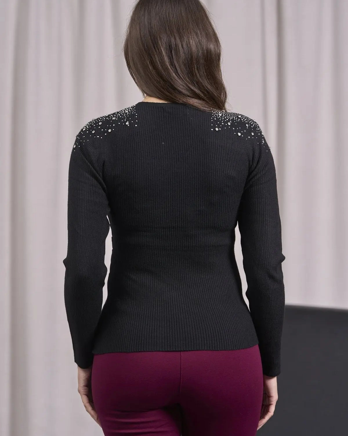 Maglia con scollo incrociato e strass su spalle NERO DORABELLA