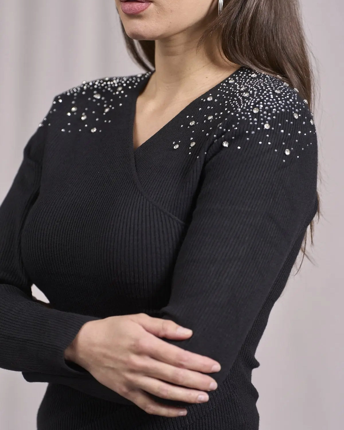 Maglia con scollo incrociato e strass su spalle NERO DORABELLA